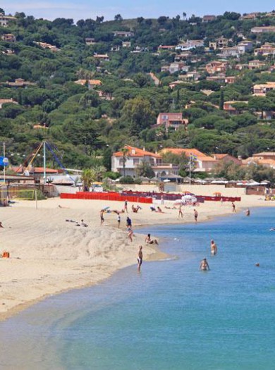 Marchant jusqu’à la plage