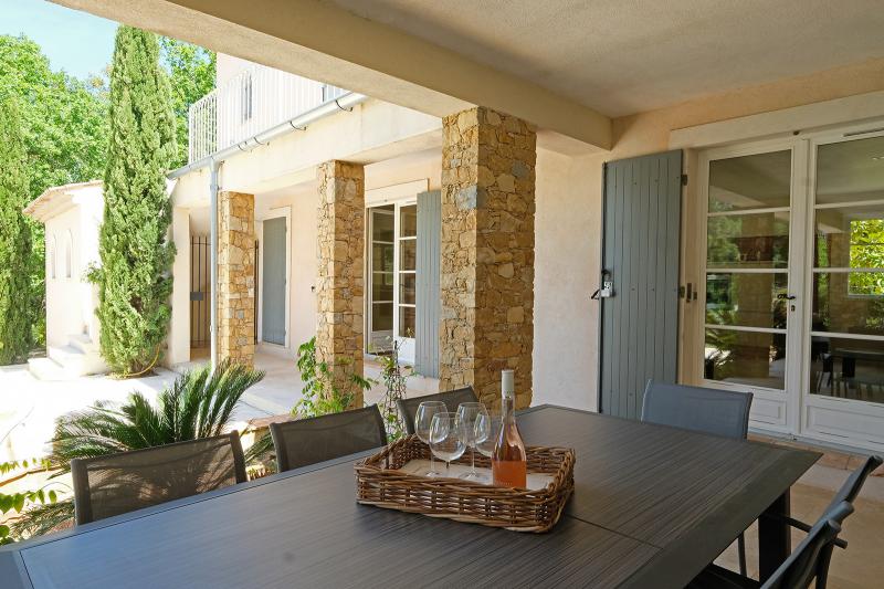 Terrasse couverte près de la cuisine et du séjour