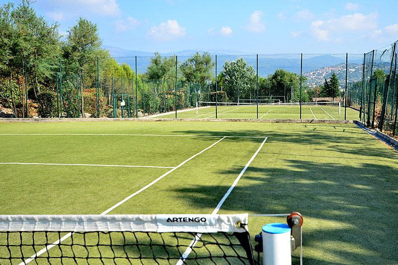 The shared tennis court on the domaine